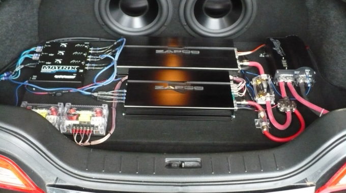 Generating a Decision Between Vehicle Audio Amplifiers